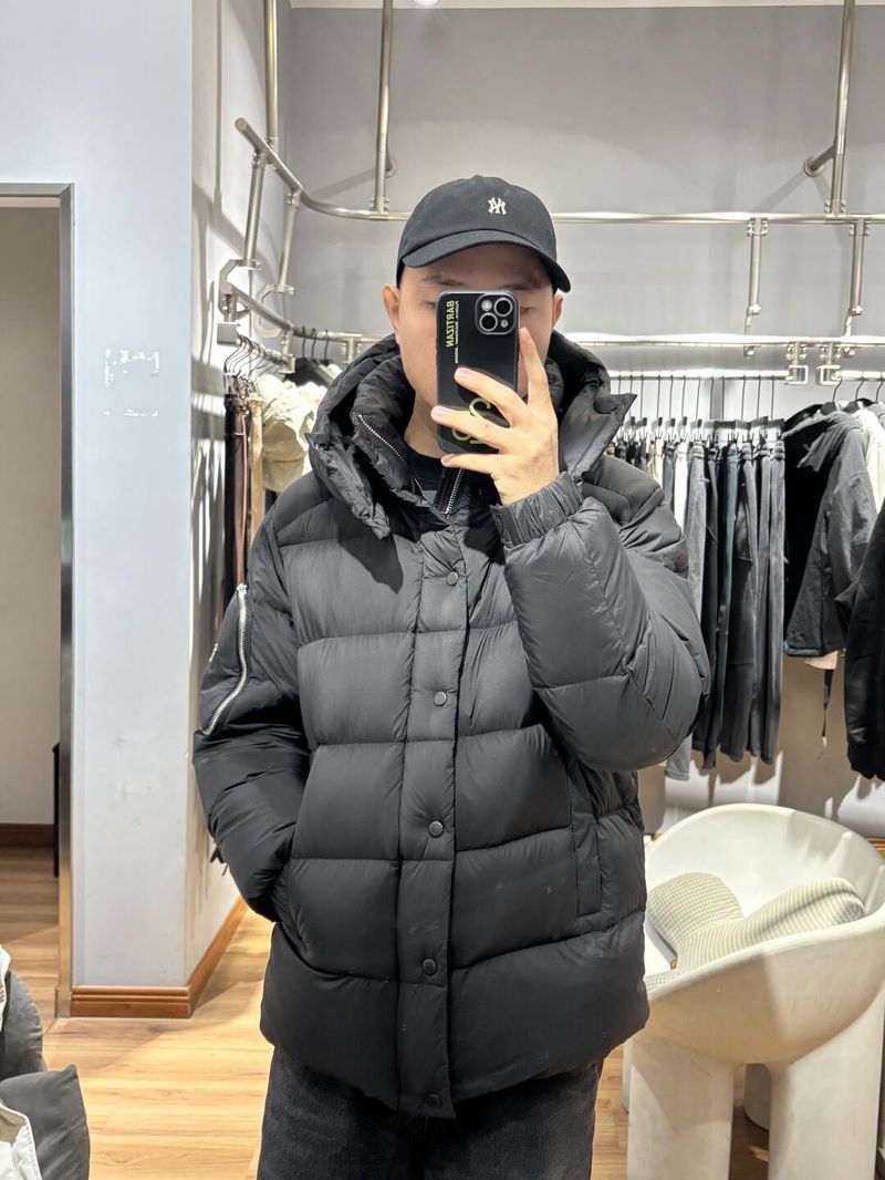 프라다 삼각 로고 후드 다운 재킷 - 오메가 패딩 레플 참고 이미지